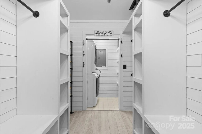 Building Photo - "Chic Urban Living: Spacious 1-Bedroom Ret...