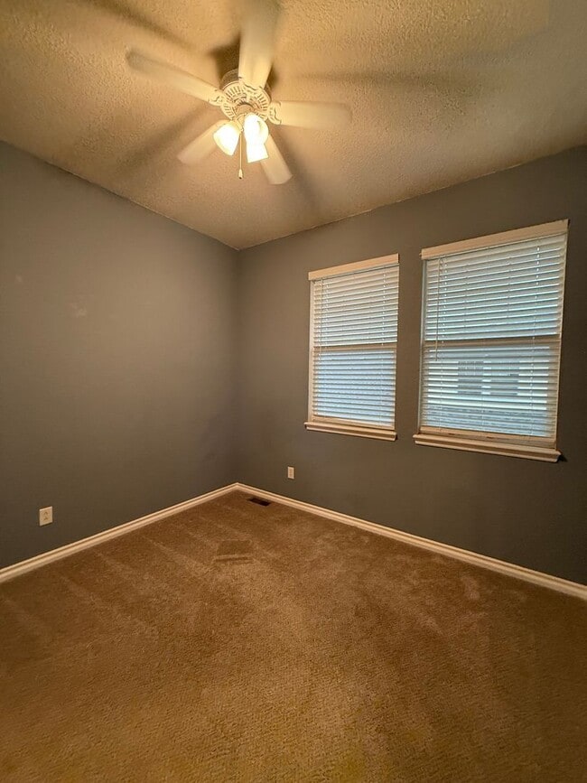 Building Photo - Bright and Modern 3-Bed, 2.5-Bath Townhous...