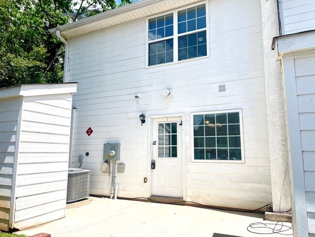 Building Photo - Welcome to this charming 2 bedroom, 2.5 ba...