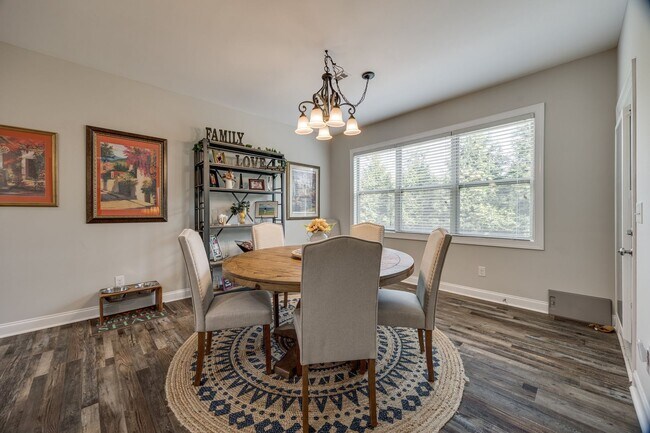Building Photo - Stunning 4-Bedroom, 3.5-Bath Full Brick Ho...