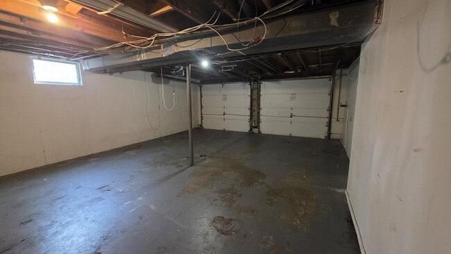 Building Photo - Welcome home to this beautiful Blue Spring...