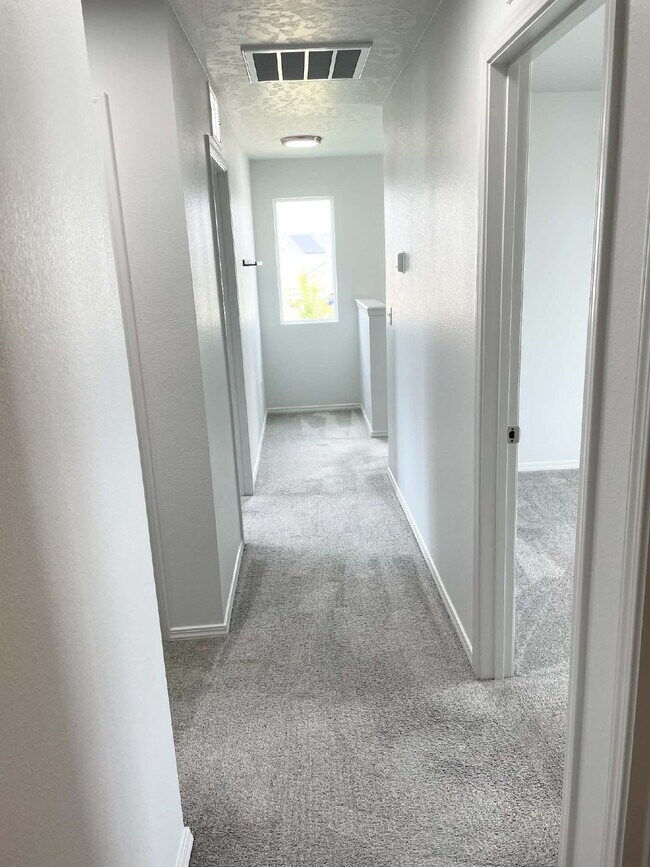 Building Photo - "Charming 3-Bed Oasis on East Drouillard Street with 2.5 Baths and 1470 Sq Ft in Nampa!"