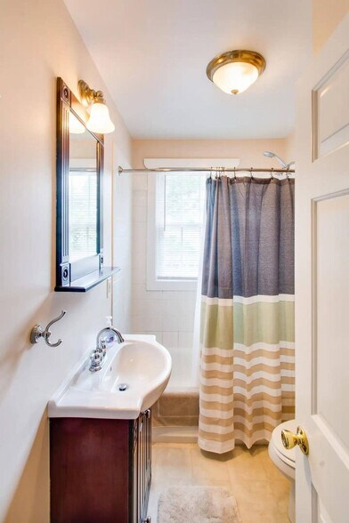 Building Photo - 42 Old Lancaster Rd