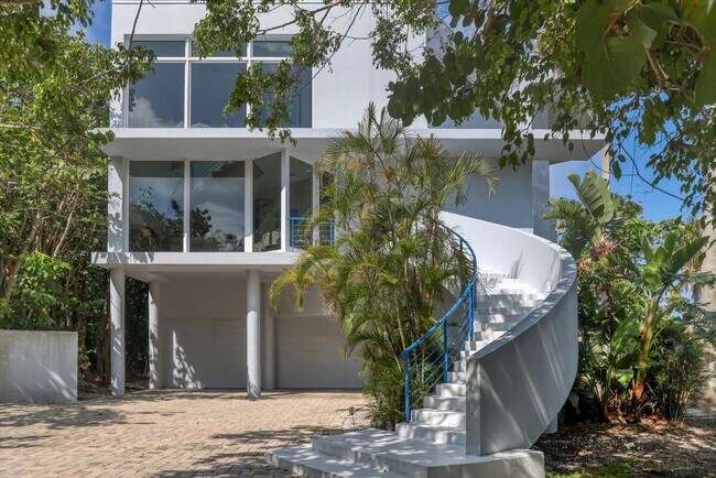 Building Photo - Beach Access & Gulf Views From This Incredible Luxury Home on Longboat Key