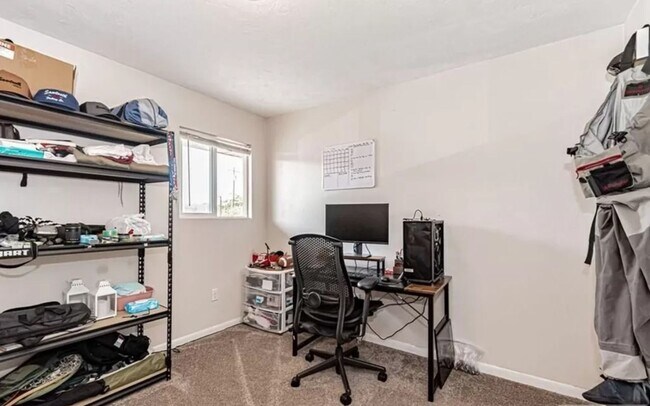 Building Photo - Super Cute 2 Bed/1 Bath Apartment on Main Street in Rexburg!