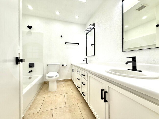 Building Photo - 3006 S Dromedary Dr