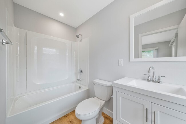 Building Photo - 4/Bed, 4/Bath Home with Parking, Washer/ Dryer and Spa, Close to Chapman University/ Orange Circle