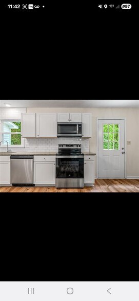 Kitchen with stove,dishwasher. - 1819 Bothwell St