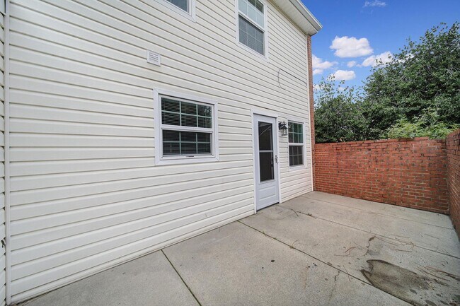 Building Photo - Lovely 3 Bed 2.5 Bath Home!