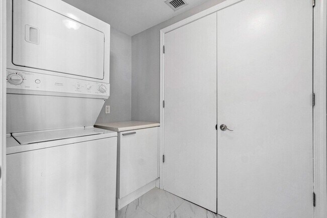 Building Photo - 2640 Lake Shore Dr