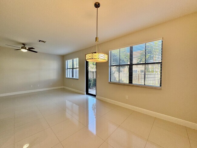 Building Photo - 9623 Town Parc Cir S