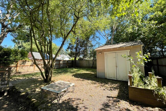 Building Photo - Charming Kenton Bungalow with Large Fenced Yard, Central A/C, Washer/Dryer