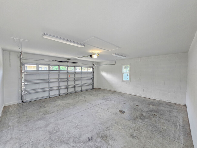 Building Photo - 408 E Oak Ave