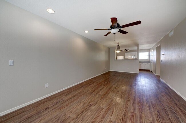 Building Photo - Great Unit - Available Now!
