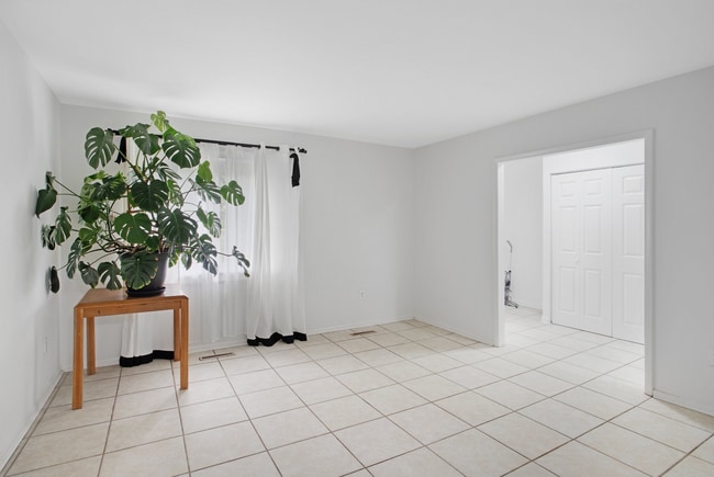 Building Photo - Town House in Stafford