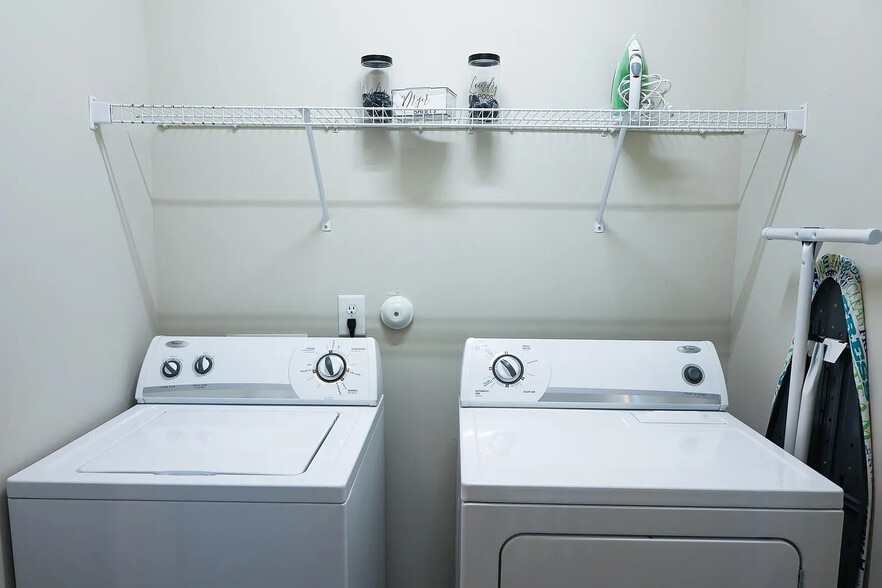 Building Photo - Room in House on ACC Blvd