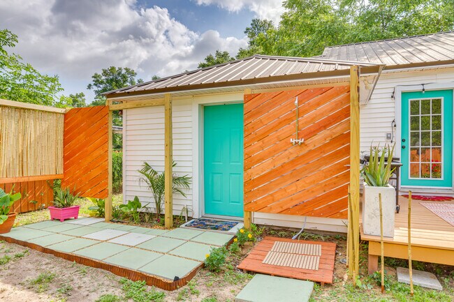 Building Photo - 205 N Pinewood Ln