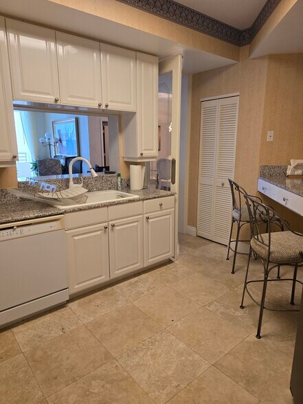 Building Photo - 888 Brickell Key Dr