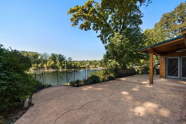 Building Photo - 14239 SE Fairoaks Ln