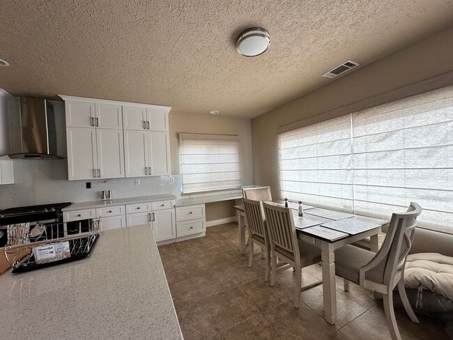 Building Photo - Spacious 5-bedroom, 3-bathroom short-term ...