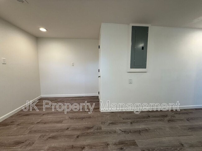 Building Photo - 105 Riverview Dr W