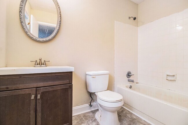 Building Photo - 4 Bedroom 2.5 Bath Home