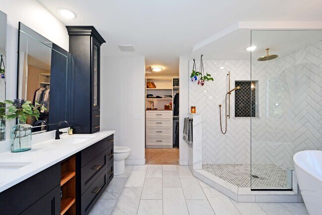 Building Photo - Beautiful 4-Bedroom Home in Vadnais Height...
