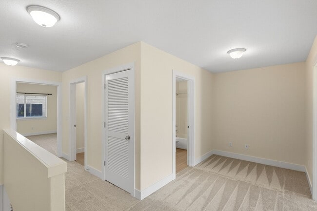 Building Photo - Freshly Updated- 3 Bedroom, 2.5 Bath Townh...