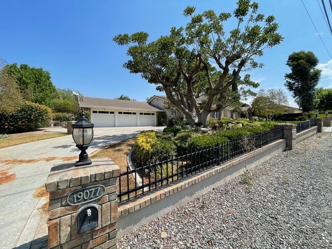 Building Photo - 19077 Oriente Dr