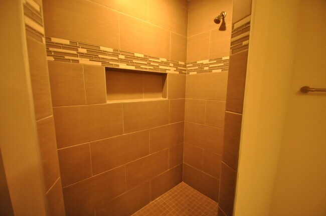 Building Photo - Newer Garden-Level 2Bed, 1Bath Apartment in Longfellow with In-Unit Laundry!