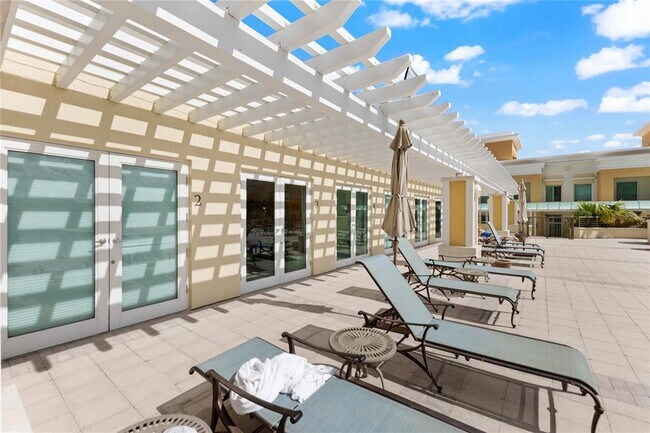 Building Photo - 800 N Tamiami Trl