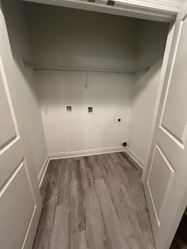 Building Photo - 2BR/2.5BA Townhouse