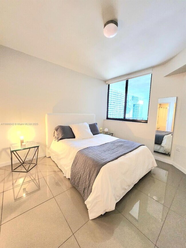 Building Photo - 999 SW 1st Ave