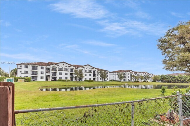 Building Photo - 9193 Fontainebleau Blvd