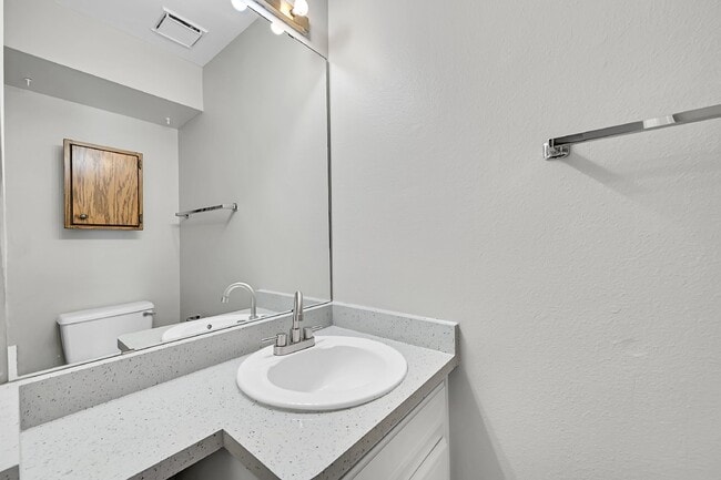 Building Photo - $1,650  2-Bed, 2 Bath Townhouse with Charm...