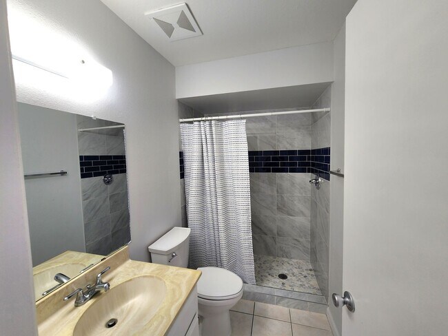 Building Photo - Gorgeous 2 bedroom 2 bath in TAPATIO COVE