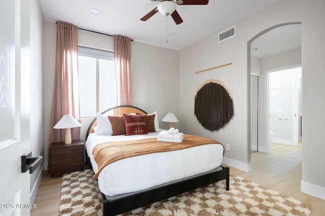 Building Photo - 3202 E Orange Dr