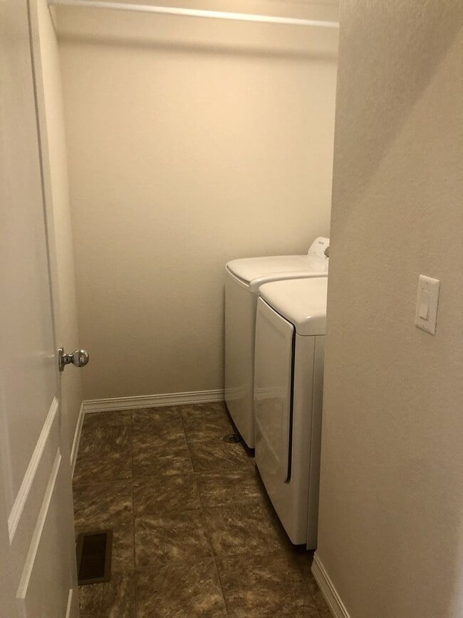 Building Photo - BEAUTIFUL 3-BEDROOM TOWNHOME IN AWARD-WINNING WOLF RANCH - Security Deposit Waiver Available