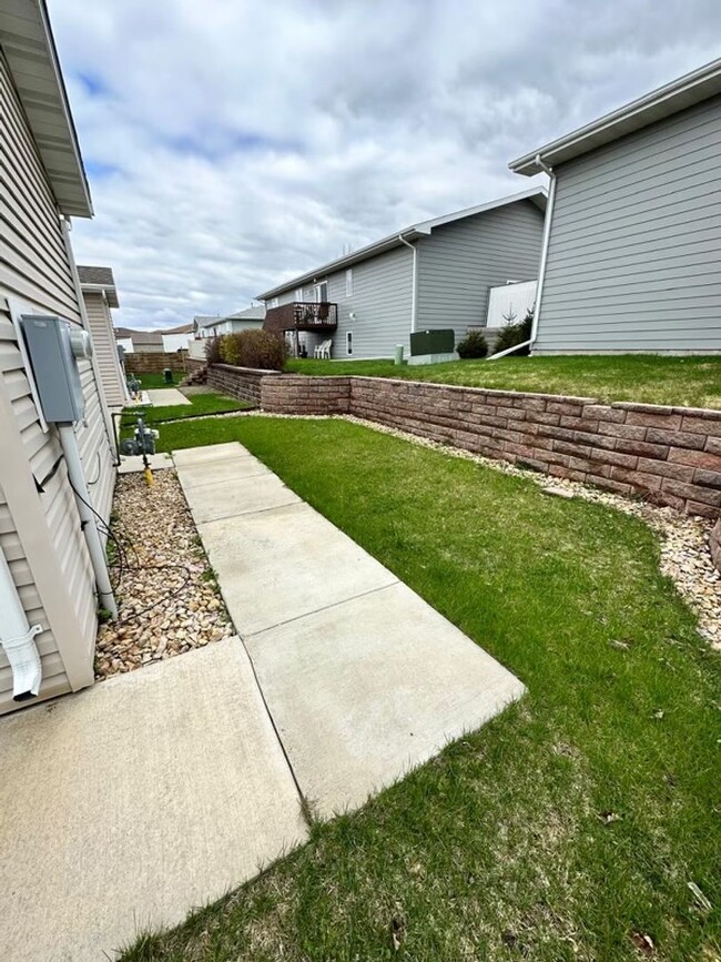 Building Photo - Lovely Townhouse in Great Location