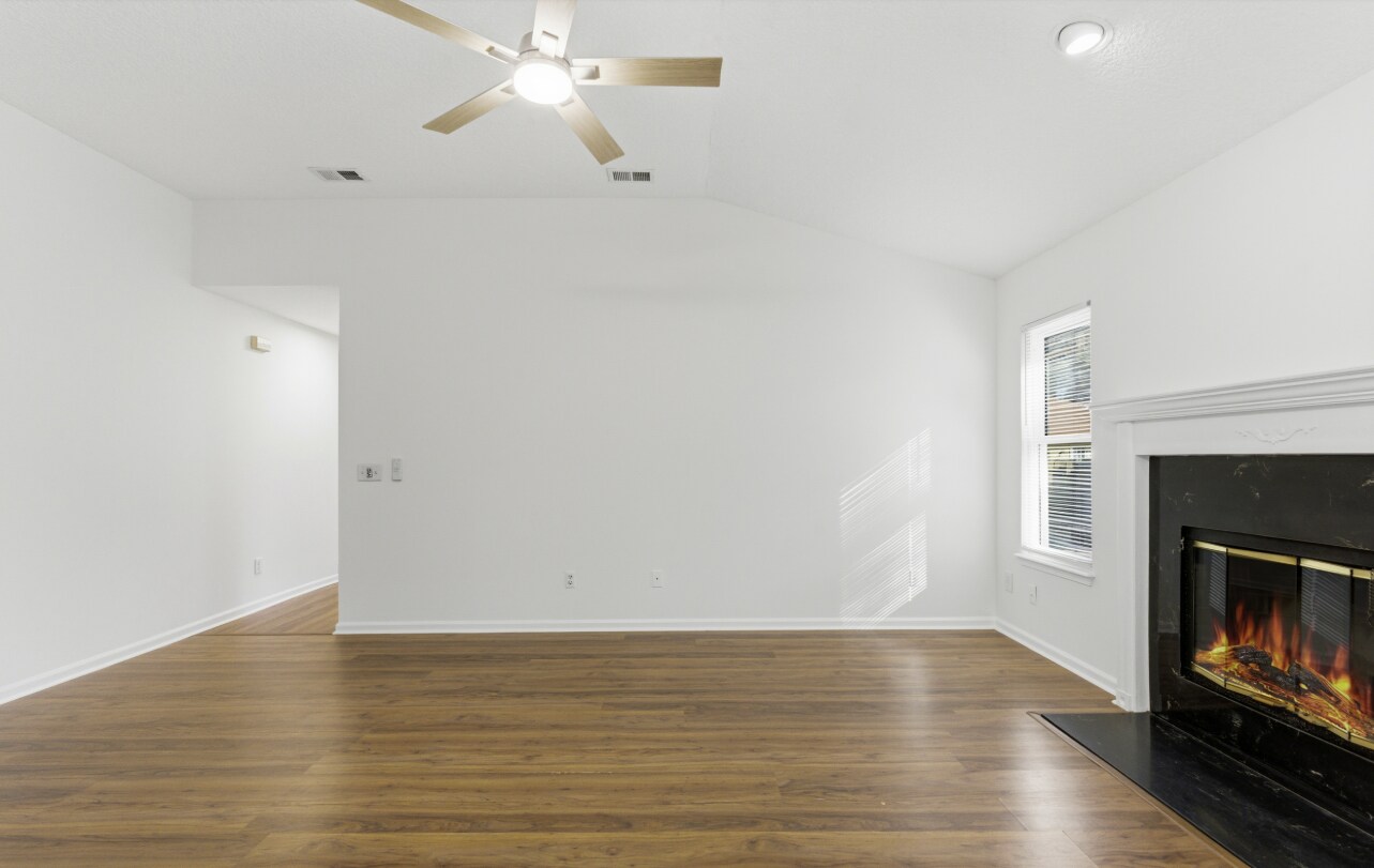 Building Photo - 8510 Majestic Oaks Dr S