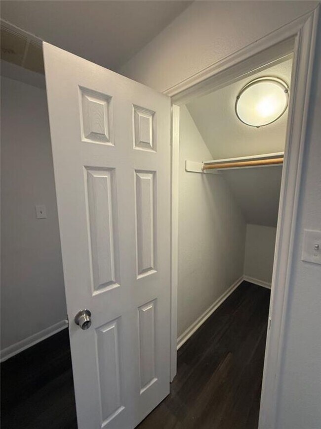 Building Photo - 3 Bed / 2 Bath / 2 living room a great bac...