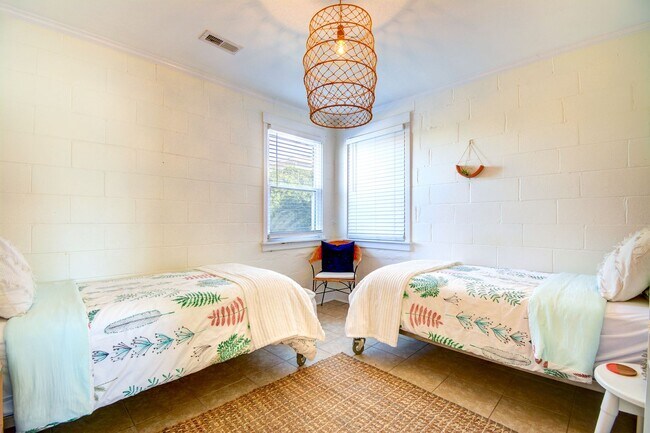Building Photo - Off Season Coastal Cottage September 2026 through Mid February 2027- Fully Furnished- 3 Month Min...