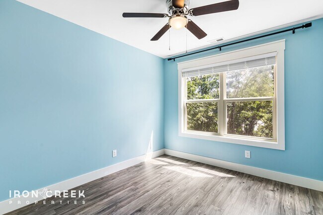 Building Photo - Modern Three-Bedroom Home with Screened Po...