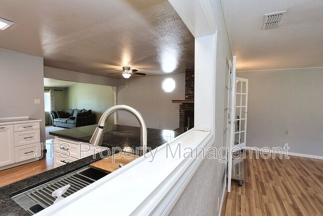 Building Photo - 2128 W La Loma Dr