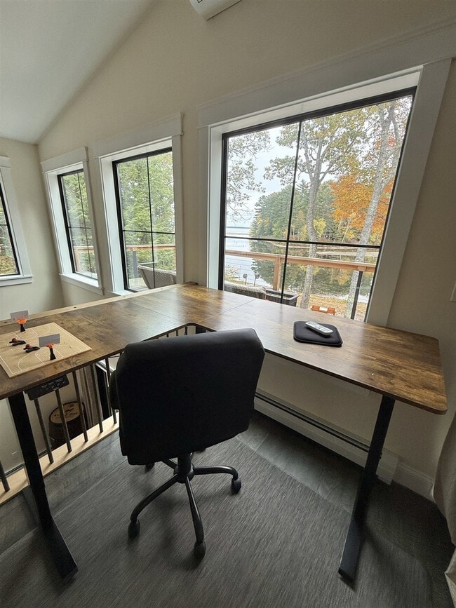 Building Photo - 304 NW River Rd