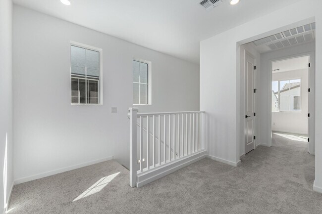 Building Photo - 2436 W Maximo Wy