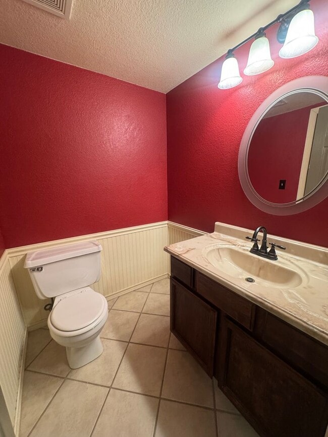 Building Photo - 2 Bedroom Codo in Rockrimmon