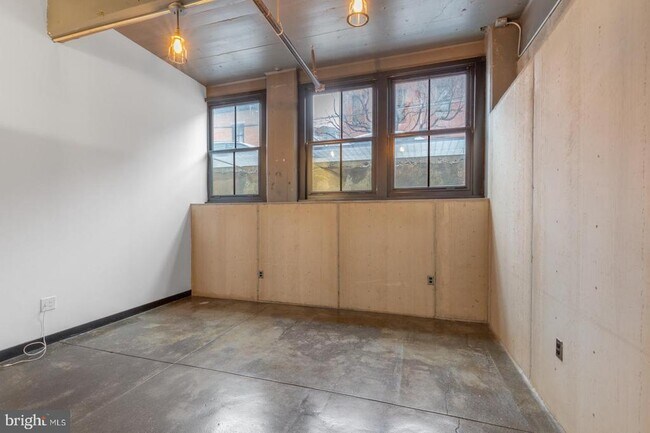 Building Photo - 1701 Tulip St