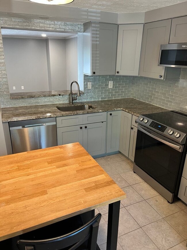 Building Photo - Beautiful 2 Bedrooms 2.5 Bathroom luxury 3...