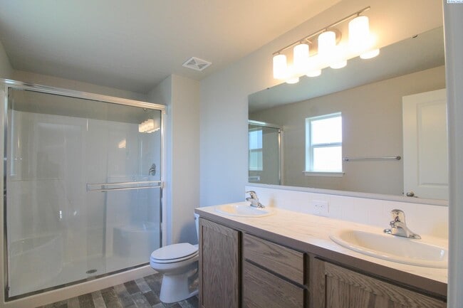 Building Photo - Newer 3 Bed/2 Bath Rambler in Pasco